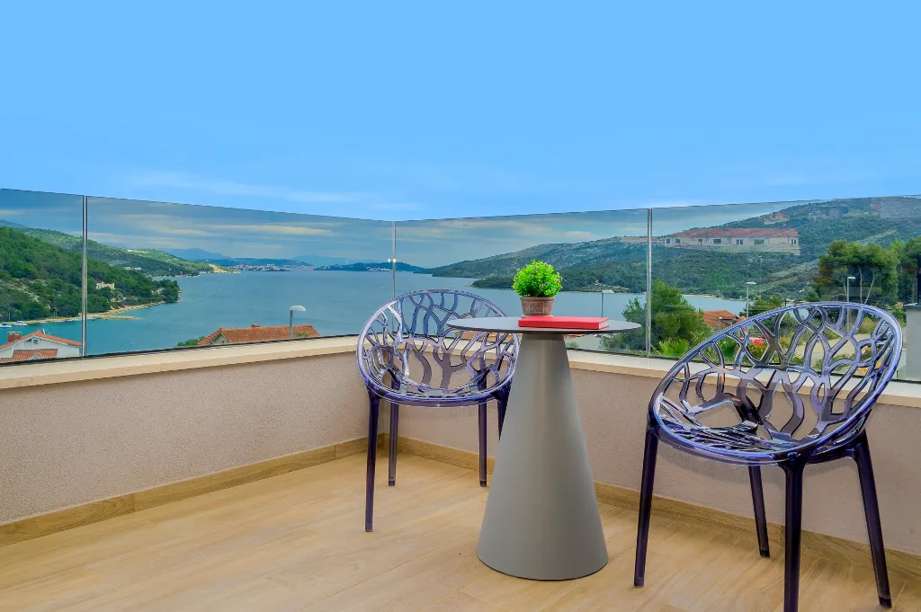 Contemporary 4-Bedroom Villa with Pool in Marina