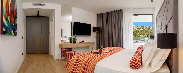 Contemporary 4-Bedroom Villa with Pool in Marina