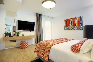 Contemporary 4-Bedroom Villa with Pool in Marina