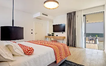 Contemporary 4-Bedroom Villa with Pool in Marina