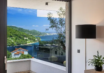 Contemporary 4-Bedroom Villa with Pool in Marina