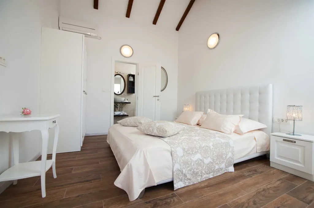 Seafront Villa Retreat with Pool, Milna