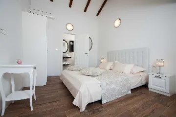 Seafront Villa Retreat with Pool, Milna