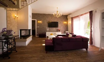 Seafront Villa Retreat with Pool, Milna