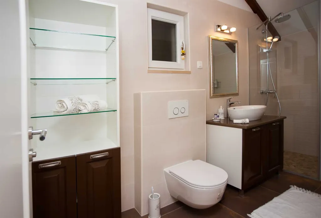 Seafront Villa Retreat with Pool, Milna