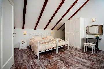 Seafront Villa Retreat with Pool, Milna