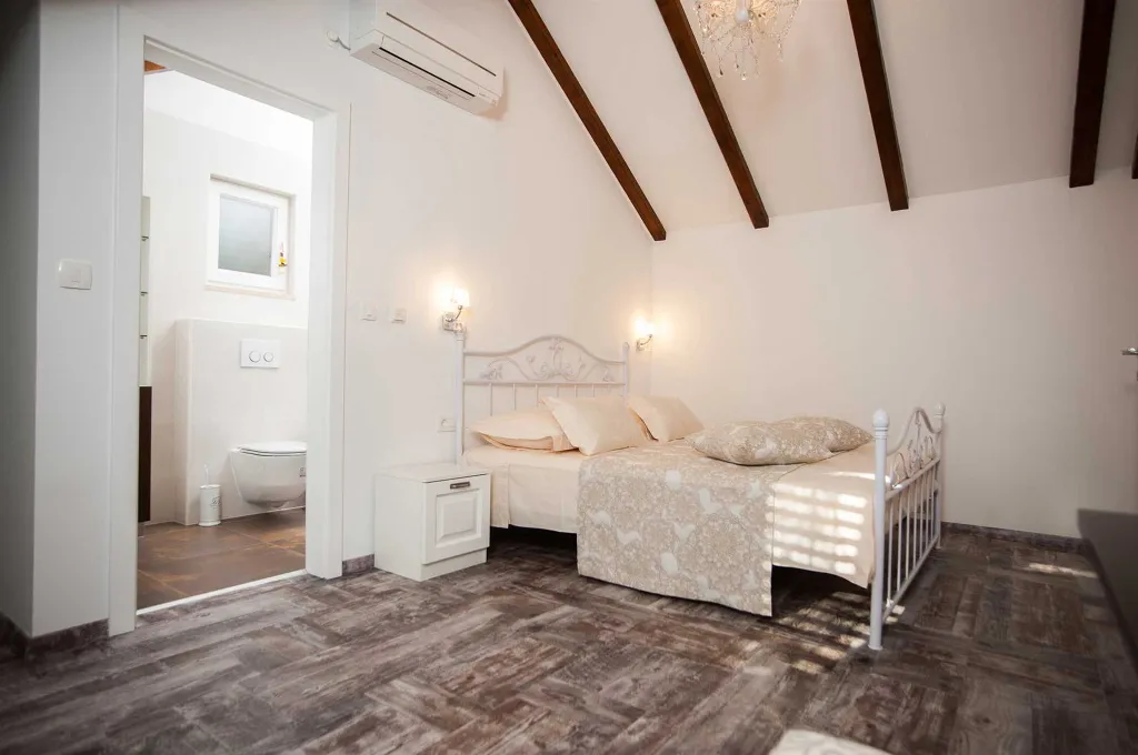 Seafront Villa Retreat with Pool, Milna