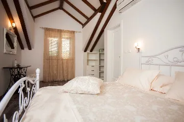 Seafront Villa Retreat with Pool, Milna