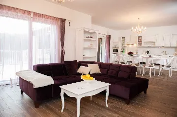 Seafront Villa Retreat with Pool, Milna