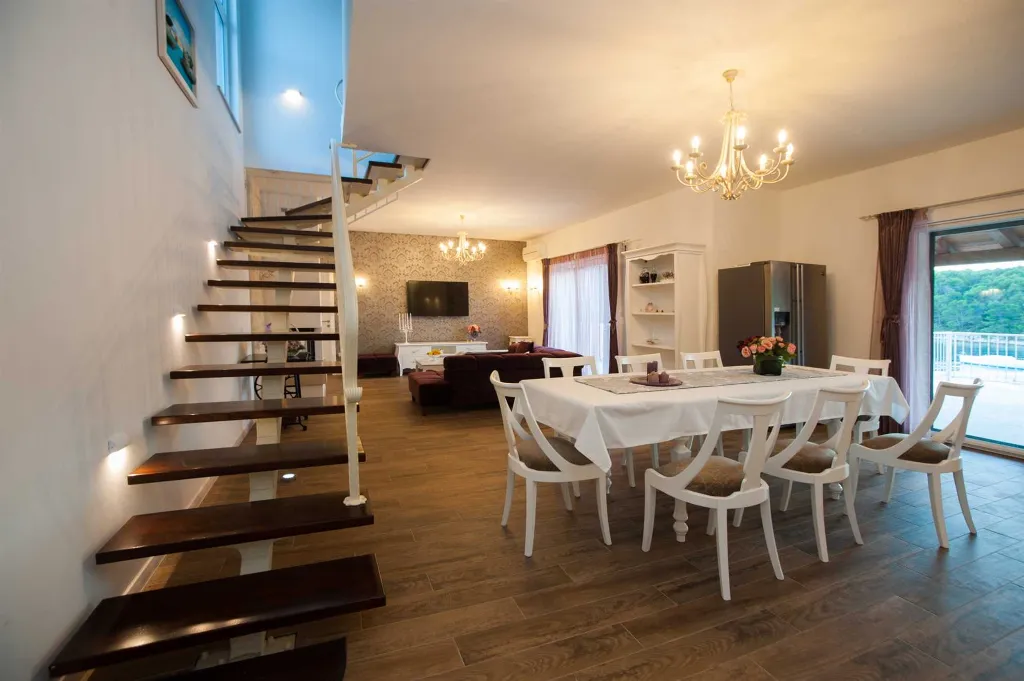 Seafront Villa Retreat with Pool, Milna