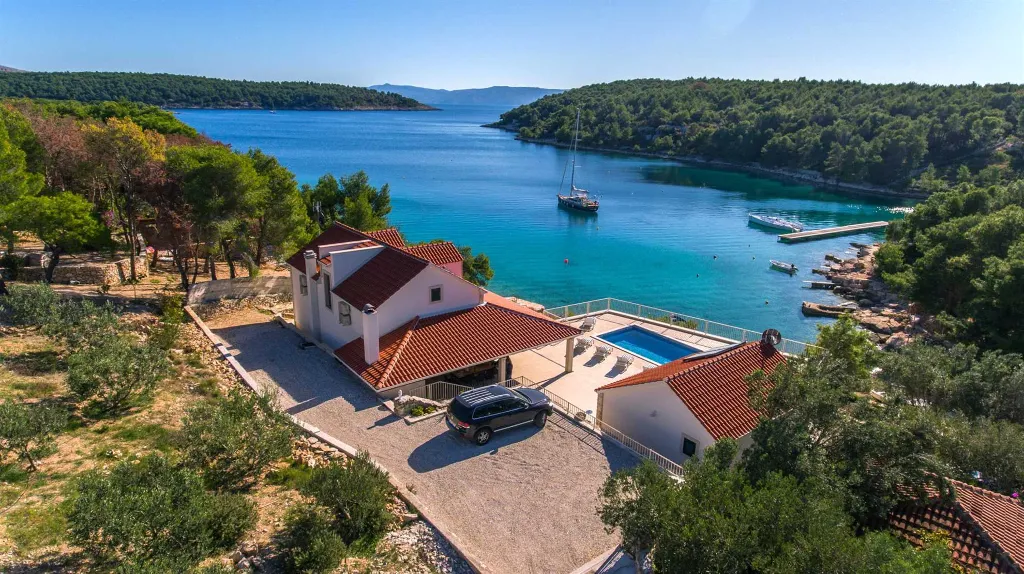 Seafront Villa Retreat with Pool, Milna
