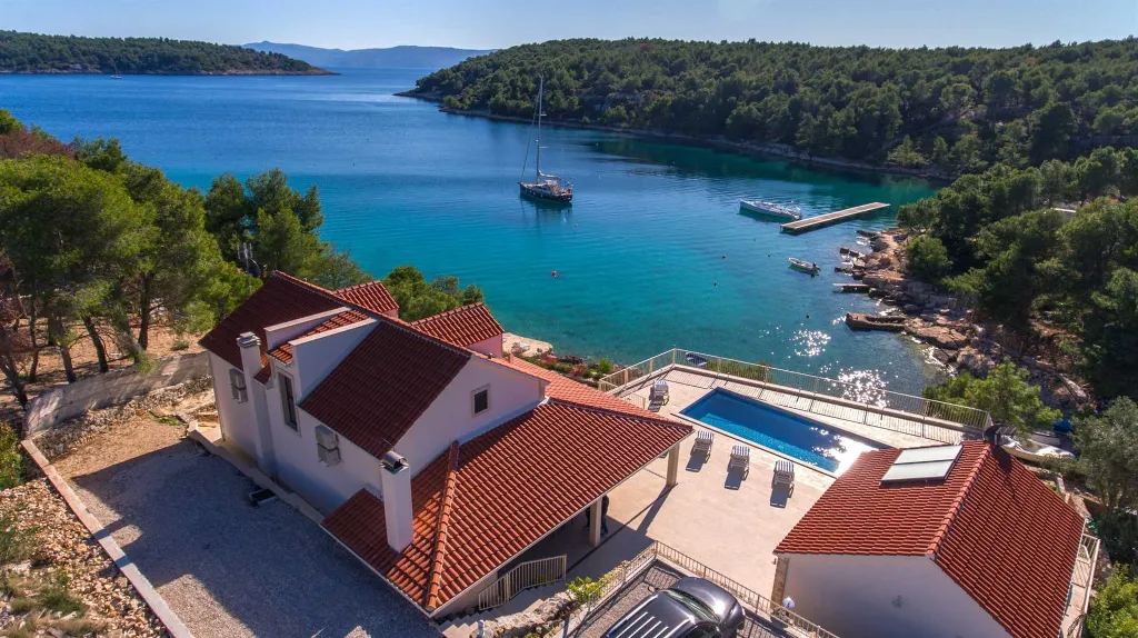 Seafront Villa Retreat with Pool, Milna