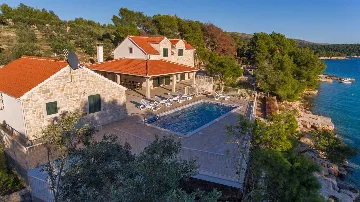 Seafront Villa Retreat with Pool, Milna