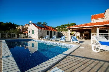 Seafront Villa Retreat with Pool, Milna