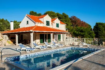Seafront Villa Retreat with Pool, Milna