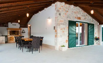 Seafront Villa Retreat with Pool, Milna