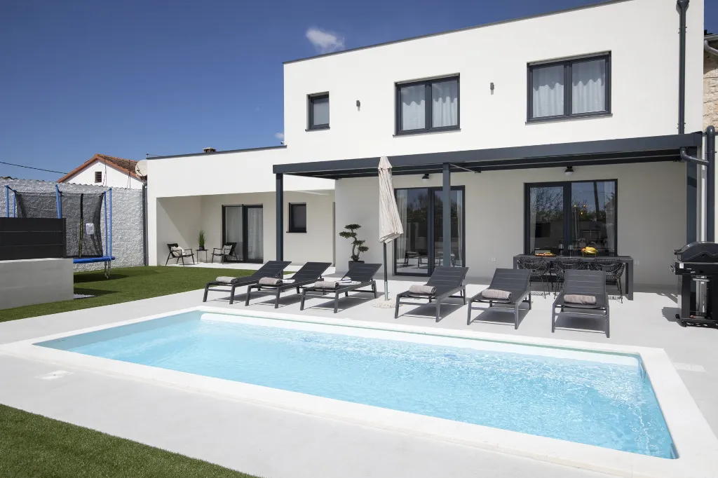 Modern Villa with Pool in Marčana