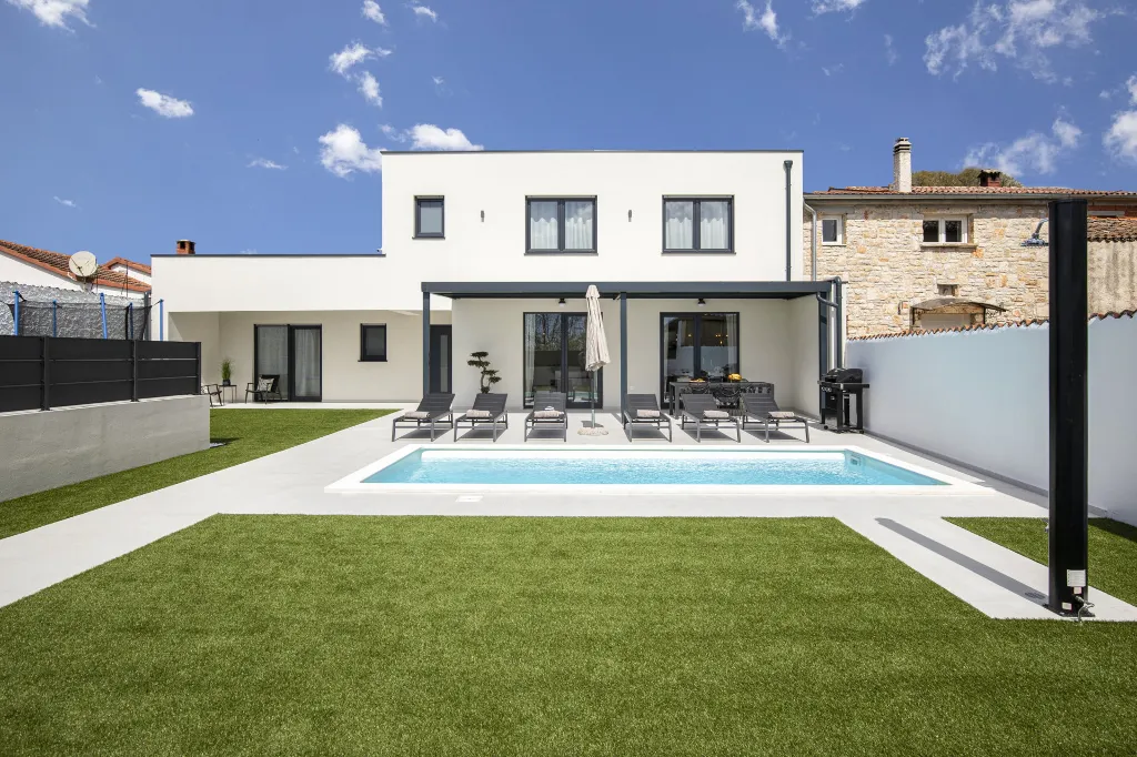 Modern Villa with Pool in Marčana