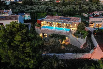 Modern Family Villa with Heated Pool, Fažana