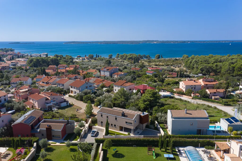 Modern Family Villa with Heated Pool, Fažana