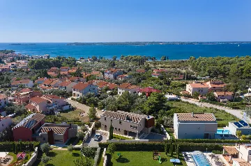 Modern Family Villa with Heated Pool, Fažana