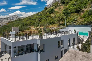 Modern Three-Bedroom Villa with Pool in Brela