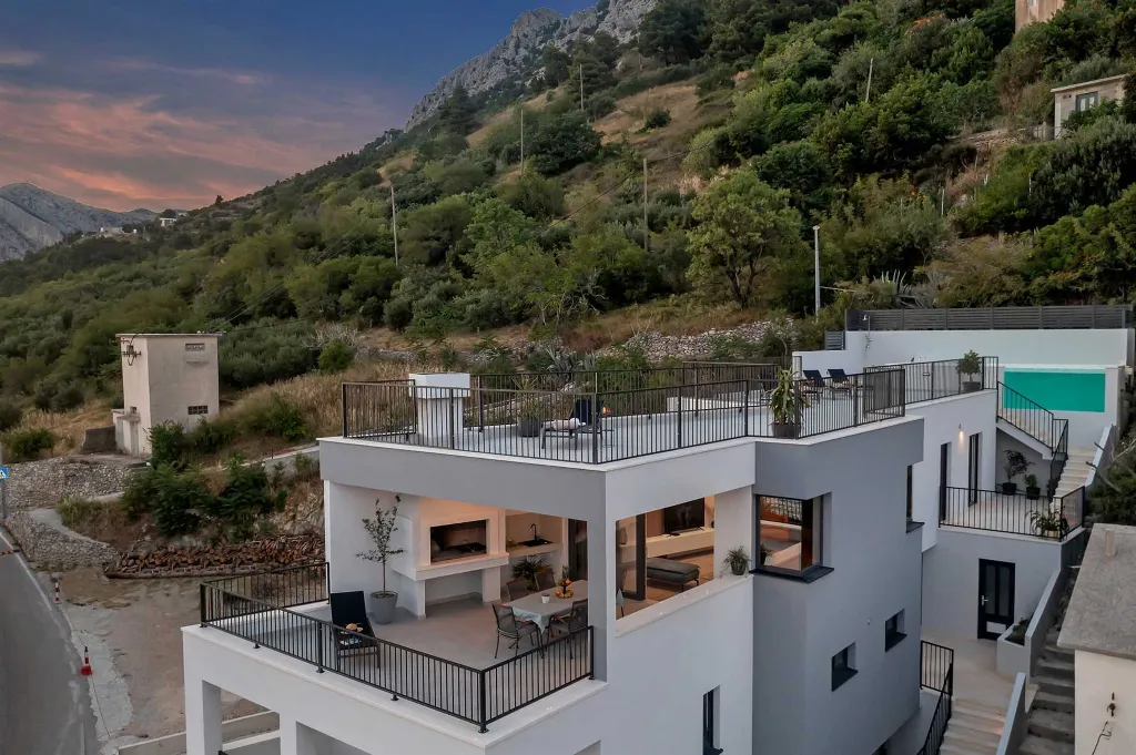 Modern Three-Bedroom Villa with Pool in Brela