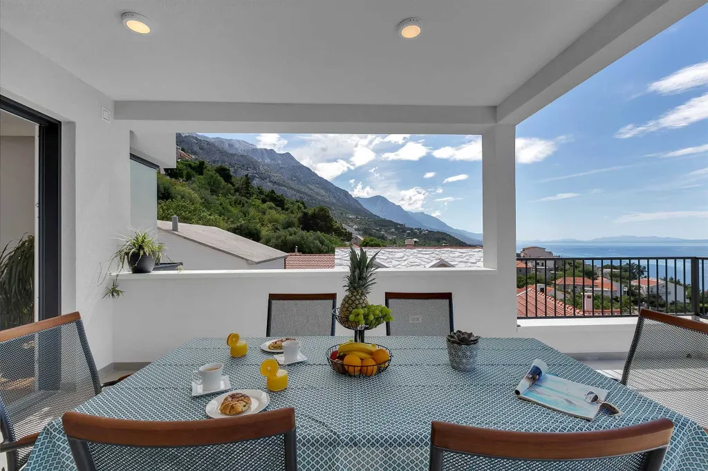 Modern Three-Bedroom Villa with Pool in Brela
