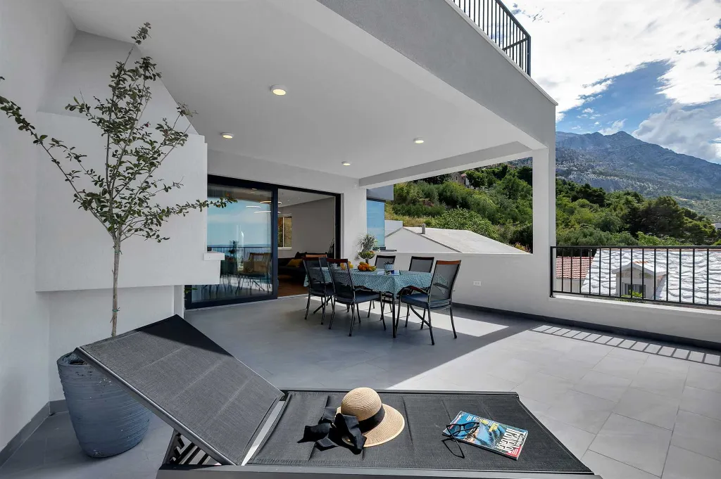Modern Three-Bedroom Villa with Pool in Brela