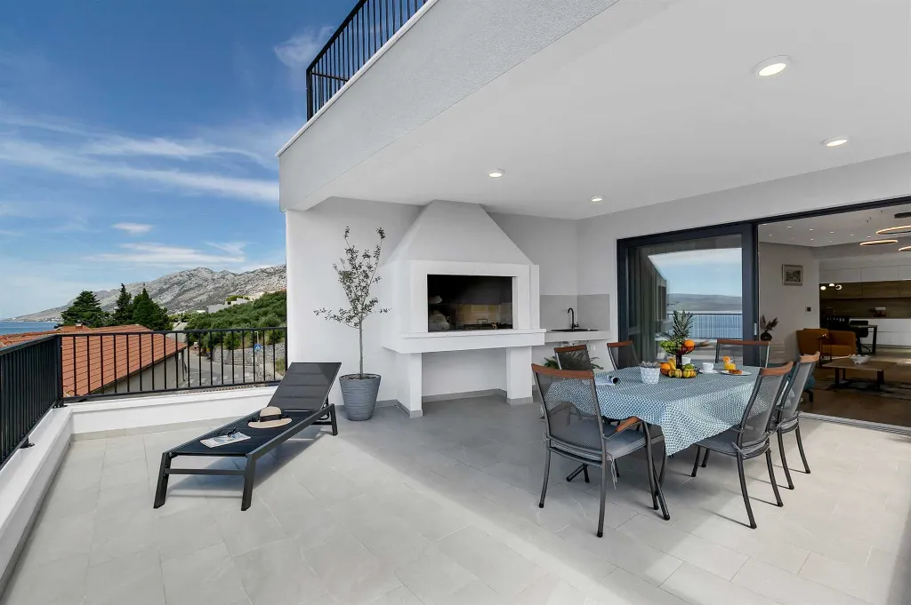 Modern Three-Bedroom Villa with Pool in Brela