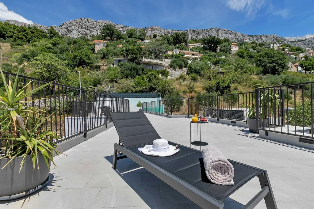 Modern Three-Bedroom Villa with Pool in Brela