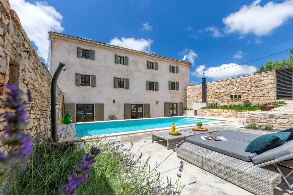 Spacious 4-Bedroom Villa with Pool in Golaš, Istria