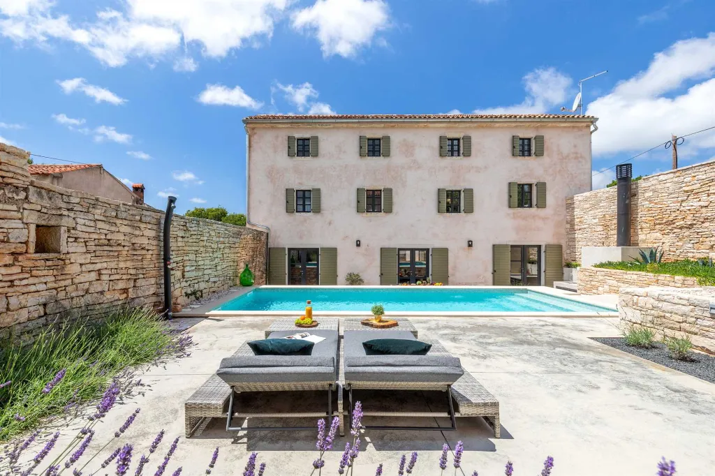 Spacious 4-Bedroom Villa with Pool in Golaš, Istria