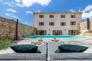 Spacious 4-Bedroom Villa with Pool in Golaš, Istria