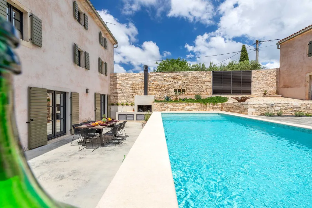Spacious 4-Bedroom Villa with Pool in Golaš, Istria
