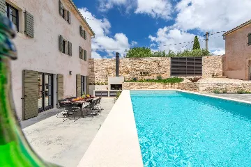 Spacious 4-Bedroom Villa with Pool in Golaš, Istria