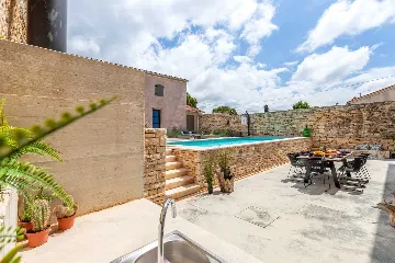 Spacious 4-Bedroom Villa with Pool in Golaš, Istria