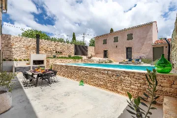 Spacious 4-Bedroom Villa with Pool in Golaš, Istria