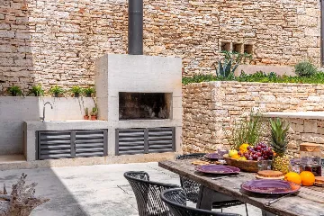 Spacious 4-Bedroom Villa with Pool in Golaš, Istria