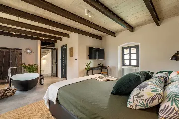 Spacious 4-Bedroom Villa with Pool in Golaš, Istria