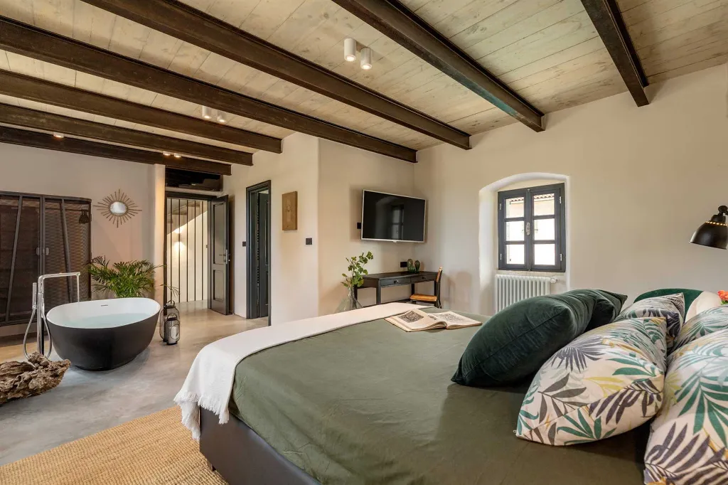 Spacious 4-Bedroom Villa with Pool in Golaš, Istria