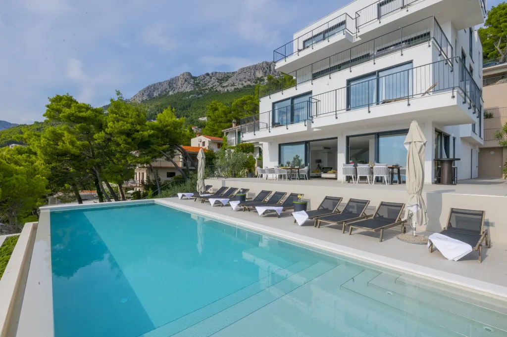 Seaview Grand Villa with Pool in Brela