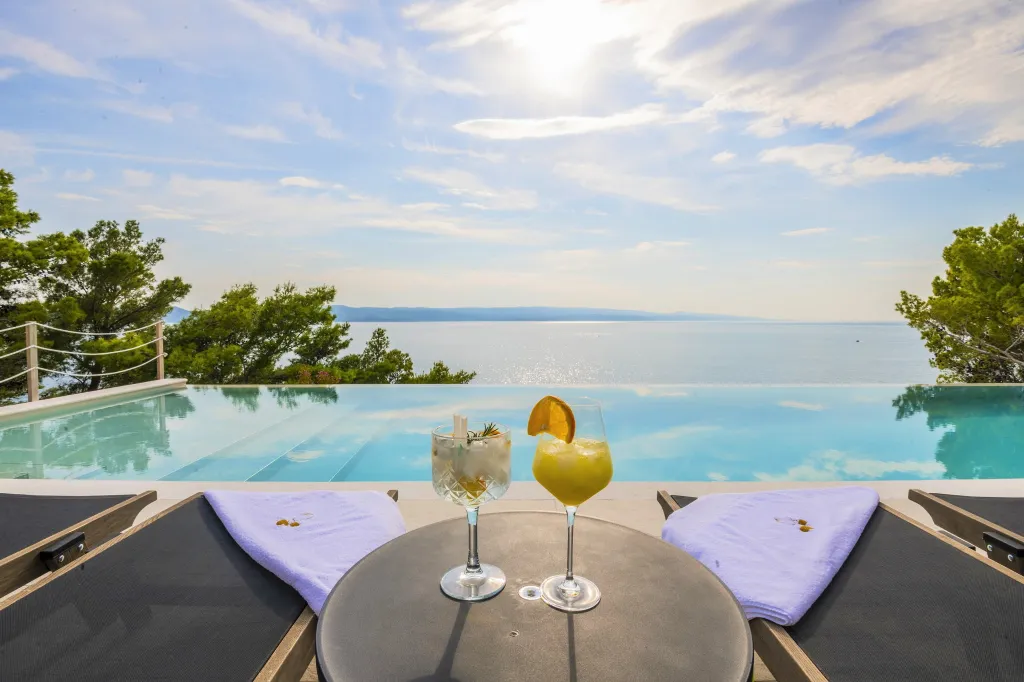 Seaview Grand Villa with Pool in Brela