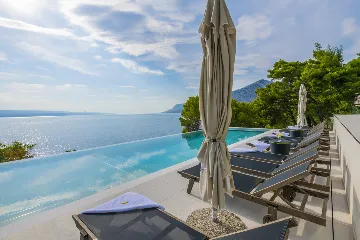 Seaview Grand Villa with Pool in Brela