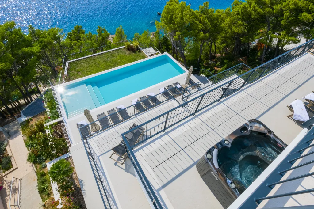 Seaview Grand Villa with Pool in Brela
