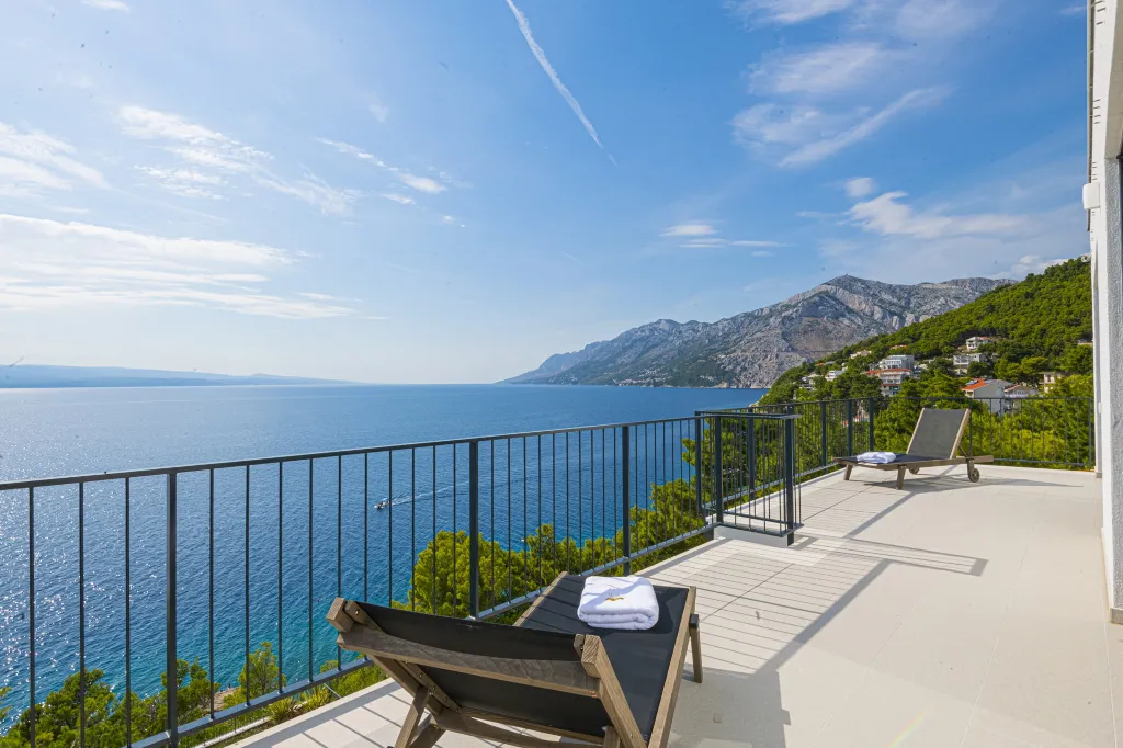 Seaview Grand Villa with Pool in Brela
