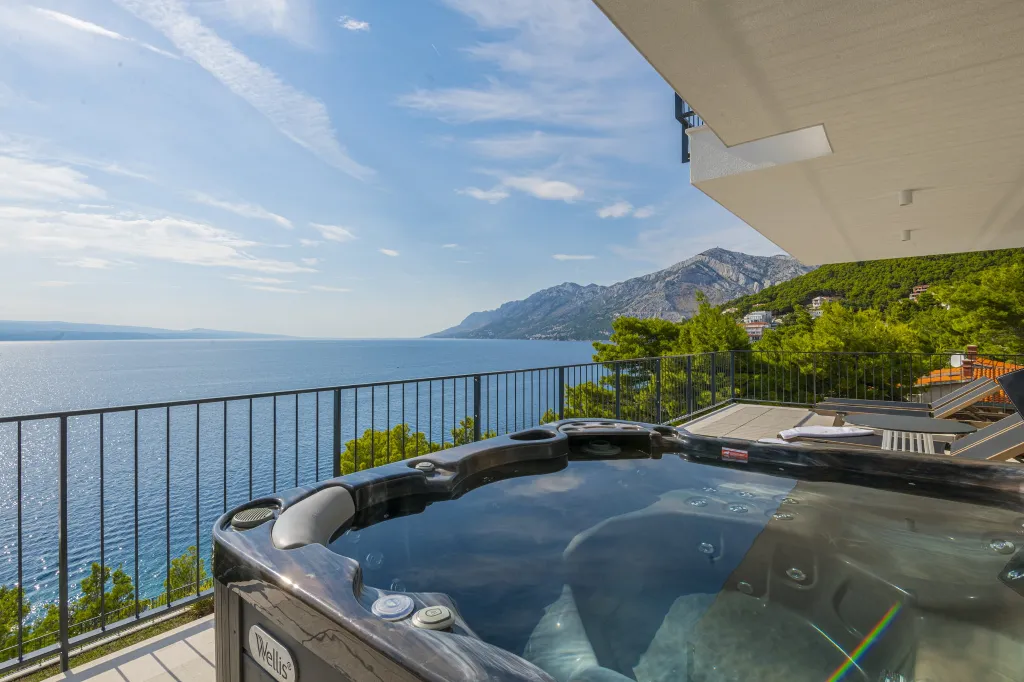 Seaview Grand Villa with Pool in Brela