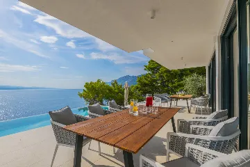 Seaview Grand Villa with Pool in Brela