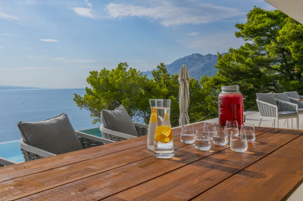 Seaview Grand Villa with Pool in Brela