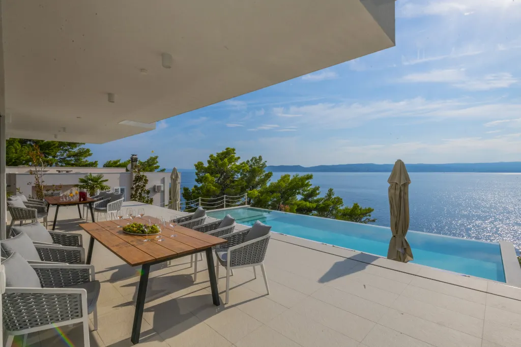 Seaview Grand Villa with Pool in Brela